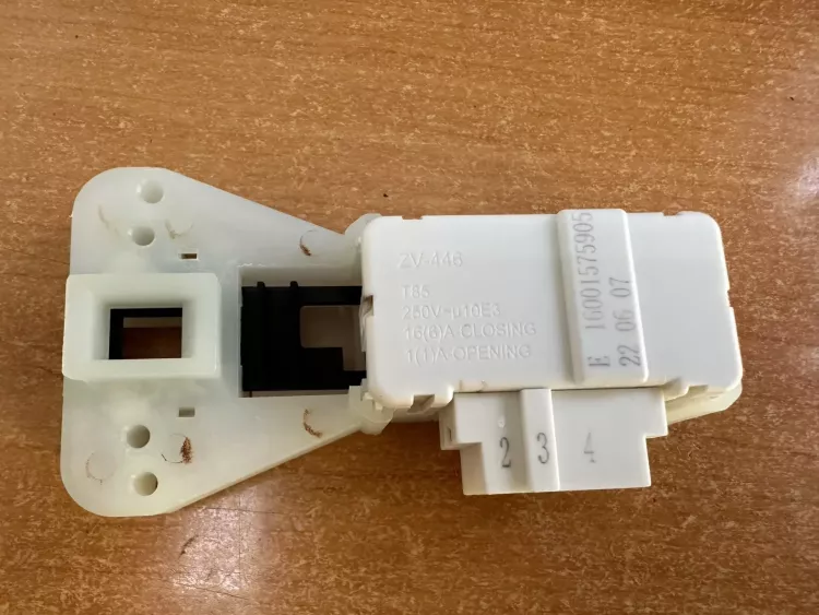 Замок (УБЛ) люка стиральной машины Indesit, Ariston арт. C00085194= ZV-446
